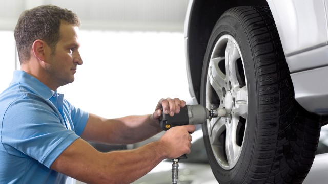 Bosch Car Service technikas keičia ratą