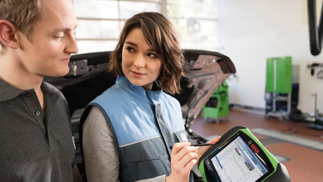 Bosch Car Service specialistai su Bosch diagnostikos įranga